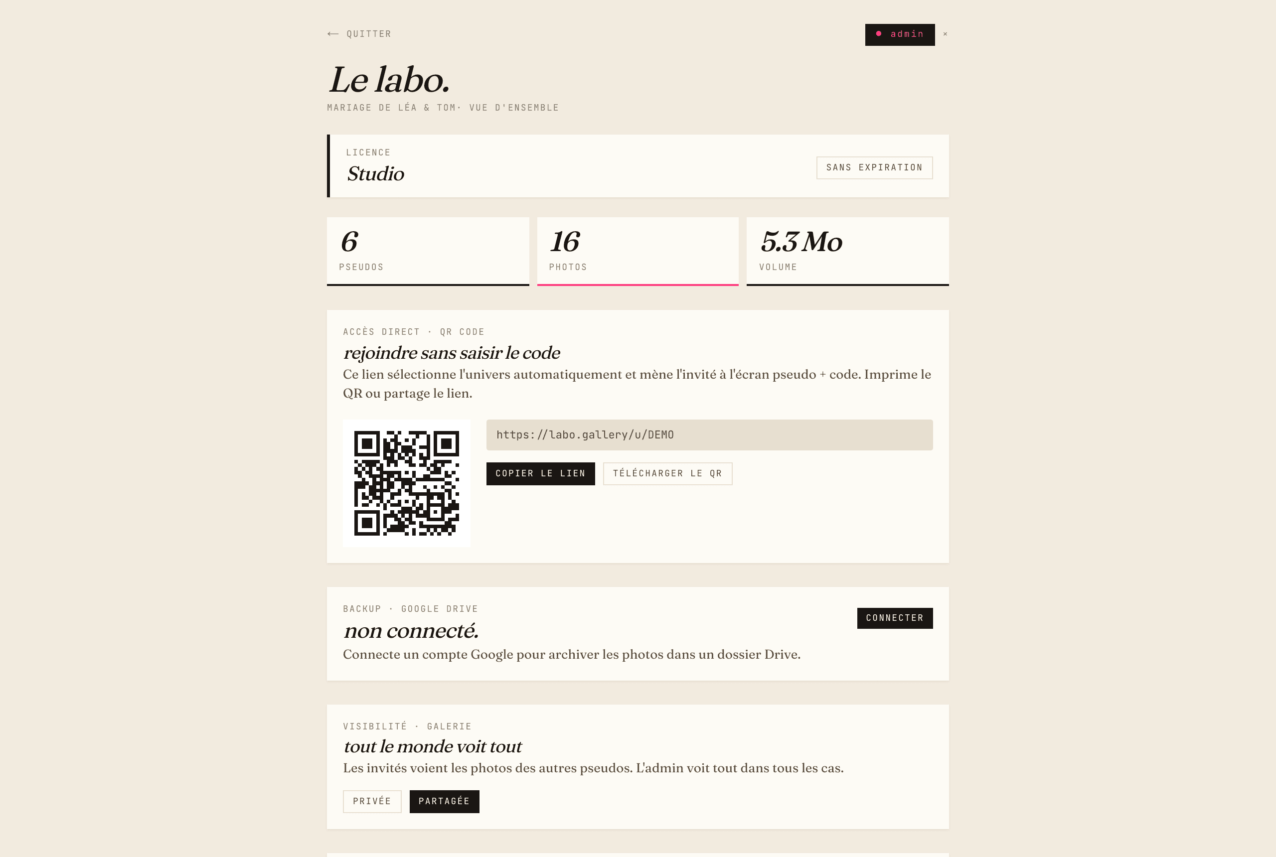 Espace admin sur ordinateur : licence Studio, 6 pseudos, 16 photos, QR code et lien d'accès direct, sauvegarde Drive, visibilité de la galerie