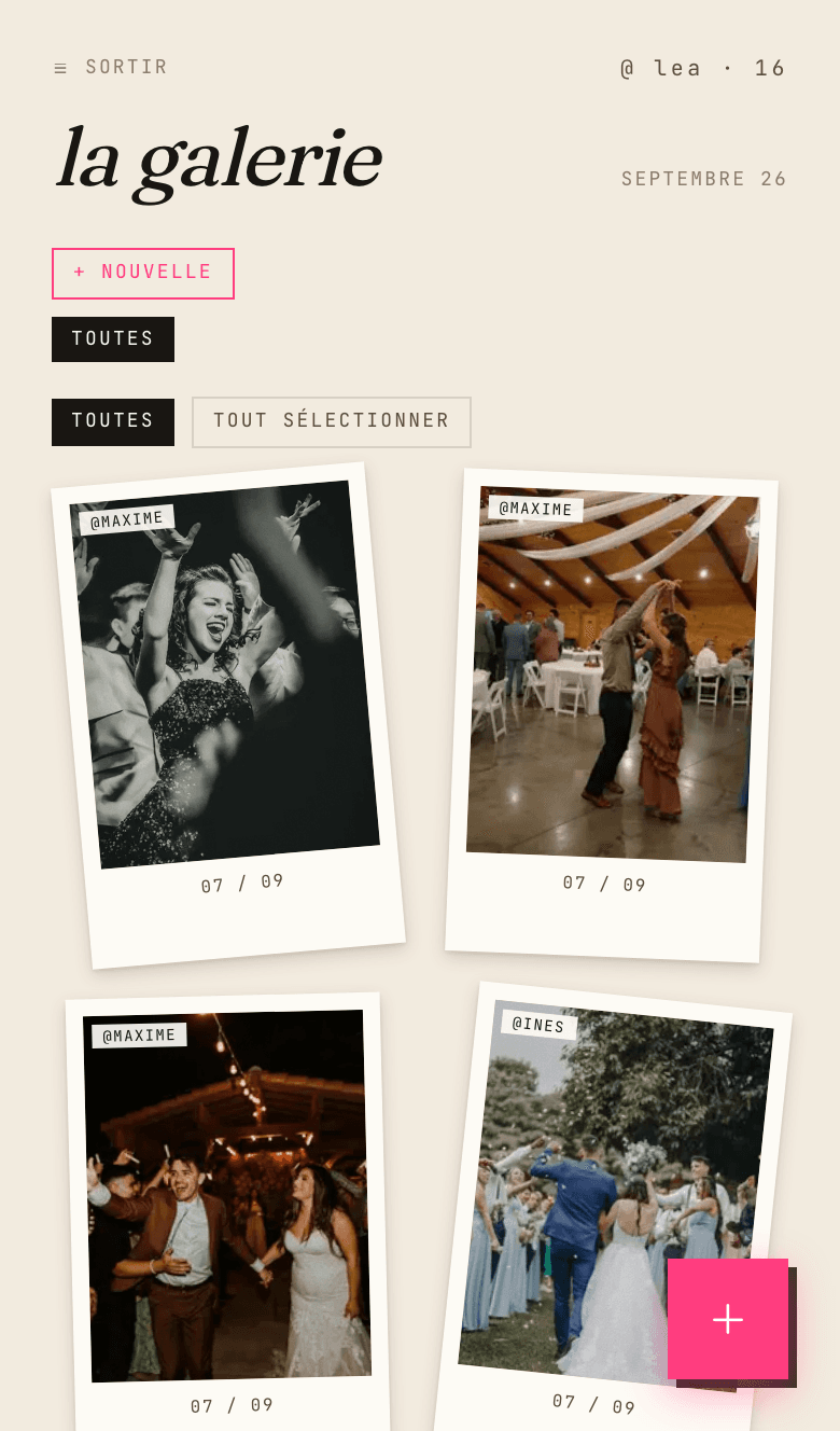 Galerie partagée sur téléphone : photos de mariage en polaroïds, chacune signée du pseudo de l'invité qui l'a déposée